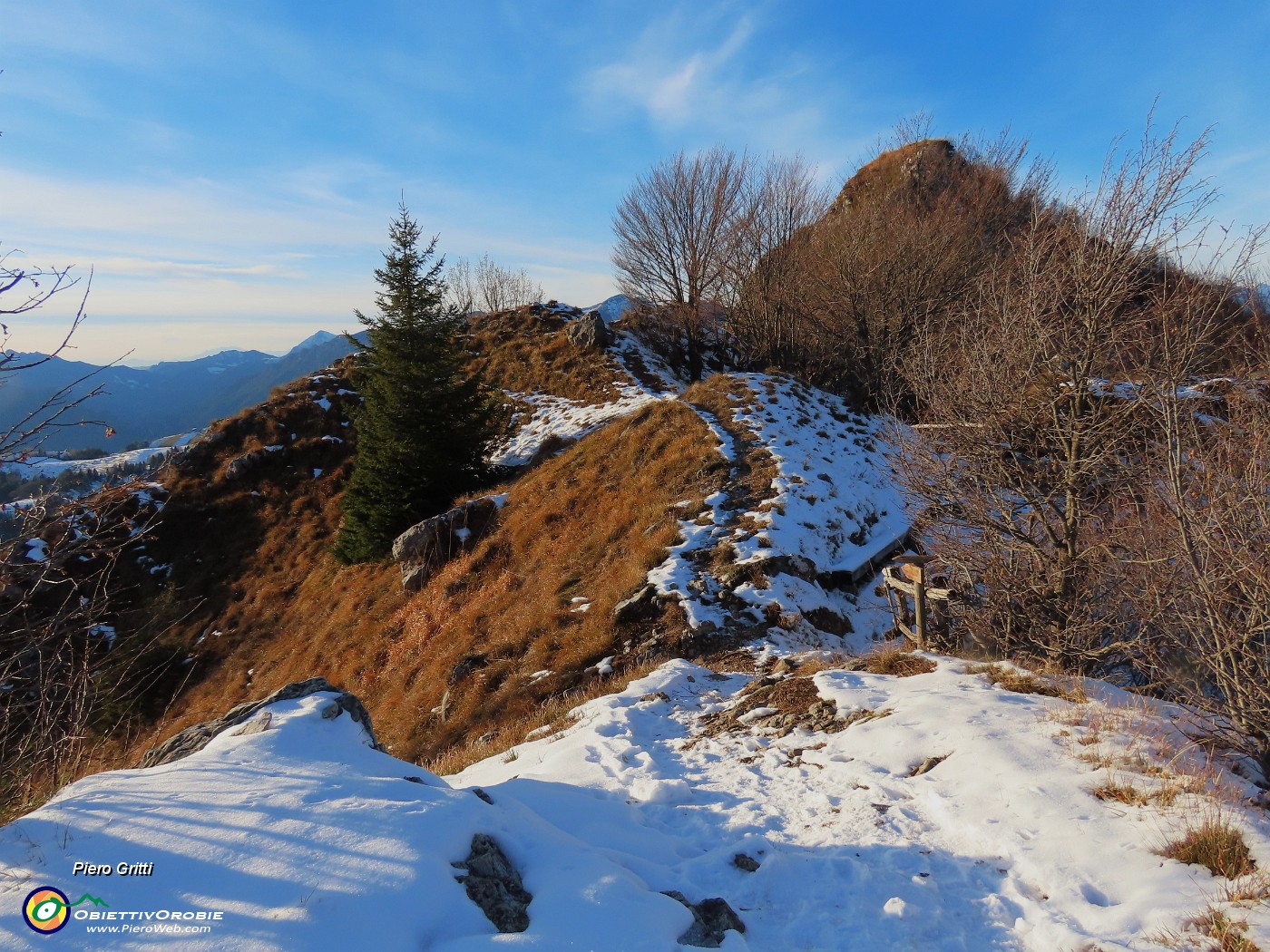 50 Dalla croce vista sulla cima del Monte Castello (1474 m).JPG